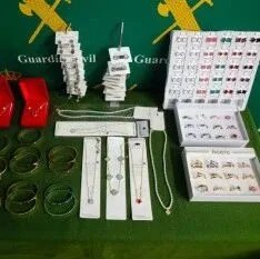 警方在华人批发仓库查获11万件假冒品牌珠宝，可能获利上百万欧元