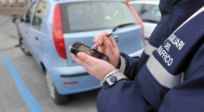 警方在中国街附近扫描车，收到罚单先别急着交