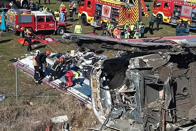 西班牙托莱多高铁相撞事故致68人死亡 救援进入车厢残骸深处