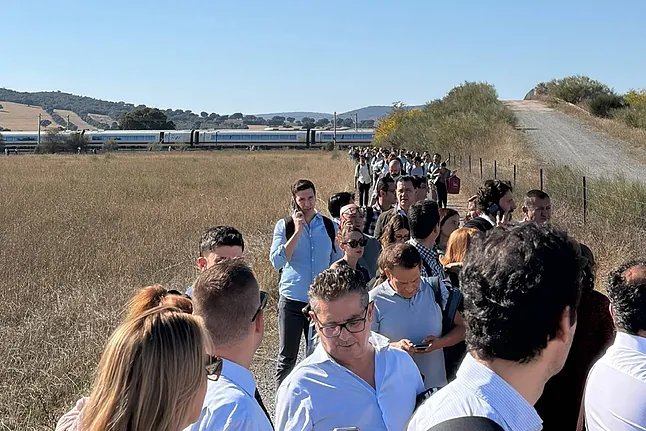 西班牙乌尔达列车事故：另一列AVE列车距现场仅500米紧急停车