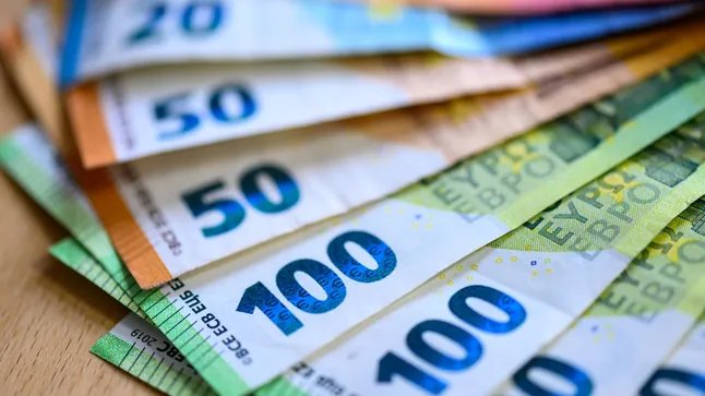 奥地利萨尔茨堡一银行误付十倍现金 25岁留学生归还12万欧元获赠一袋软糖