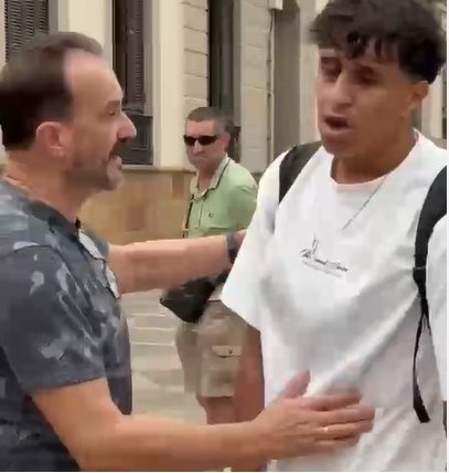 休达记者遭袭：示威者误认其为移民，警方已介入调查