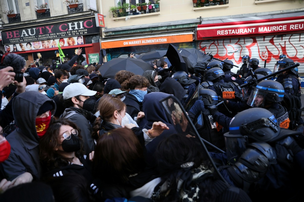 法国反通胀抗议演变为暴力：1200人被捕、150名警察受伤