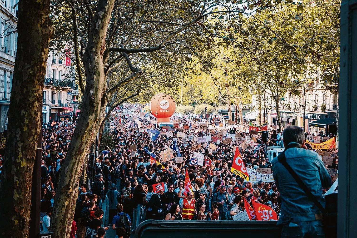 法国高中生举行全国性大游行，要求改善教育条件