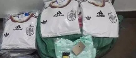 西班牙警方持续打假，在华人批发仓库查获七千件冒牌球衣