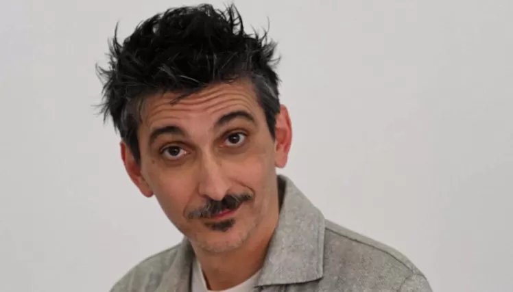 法布里齐奥·比焦学历背景：古典高中毕业，早年做过漫画家
