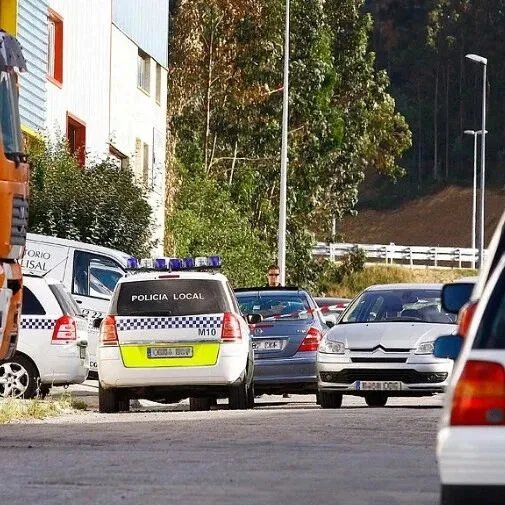 西班牙男子持启动电锯追人，混战中遭刀伤后被捕