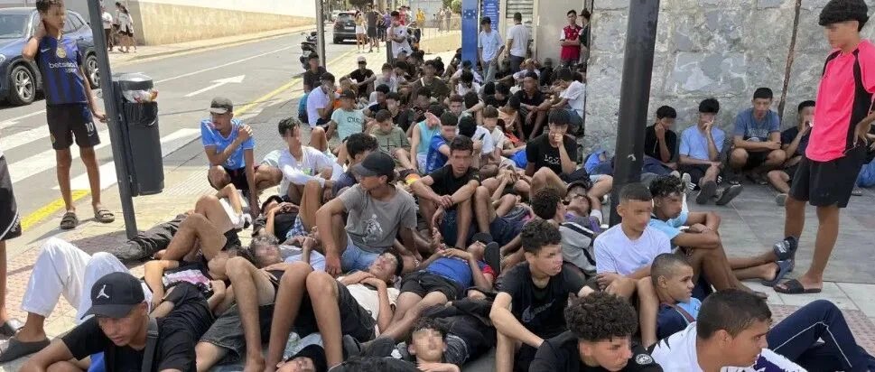 西班牙移民危机持续：8万人非法入境，街头秩序与医疗系统面临巨大压力
