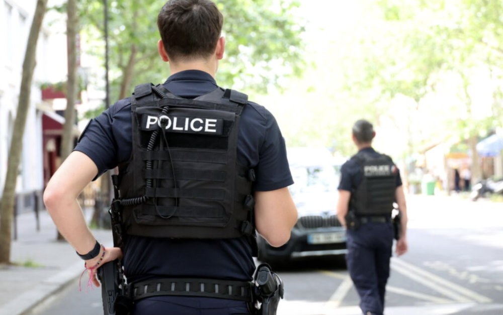 巴黎：男子在第八区警察局被拘留期间纵火，还咬伤警察