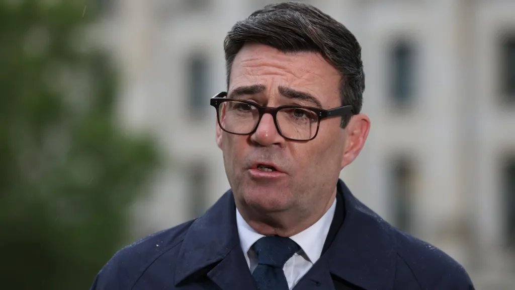 英国首相称愿就恢复欧盟人员自由流动展开“诚实讨论”