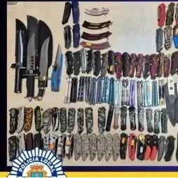 贝尼多姆百元店查获134件违禁刀具，警方全部没收并启动处罚程序
